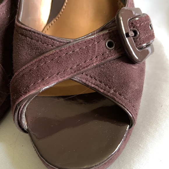 Peep Toe  platform with cool cross over buckle design - Picture 7 of 10